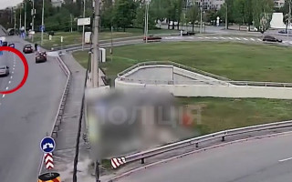 У Києві легковик влетів у припарковані авто: момент ДТП потрапив на відео