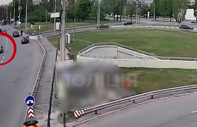 У Києві легковик влетів у припарковані авто: момент ДТП потрапив на відео