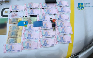 В Сумах директор фонда торговал удостоверениями участников благотворительной организации