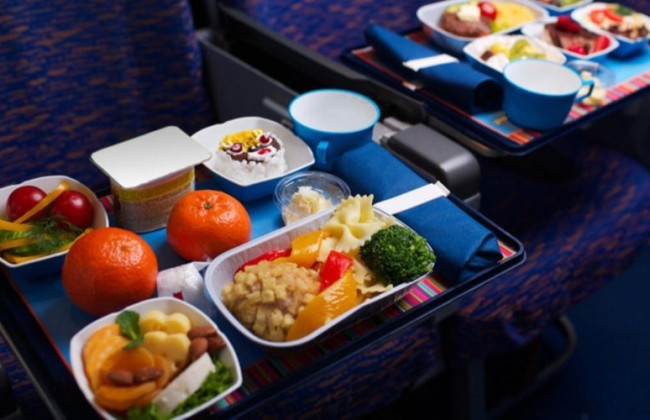 «Укрзалізниця» обрала нового постачальника, який організовуватиме харчування пасажирів у поїздах Інтерсіті+