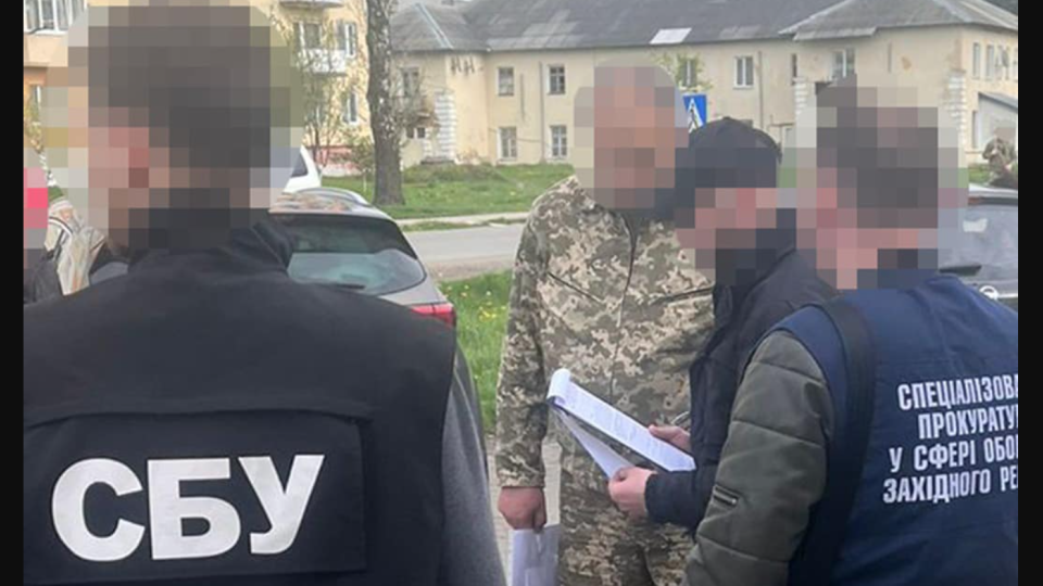 На Львівщині затримали військового, який за 17 тисяч доларів «продав» ухилянту місце в делегації для виїзду за кордон