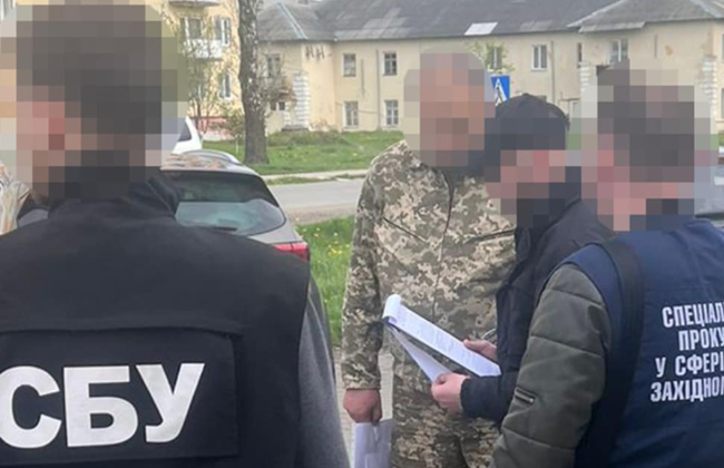 Во Львовской области задержали военного, который за 17 тысяч долларов «продал» уклончивое место в делегации для выезда за границу