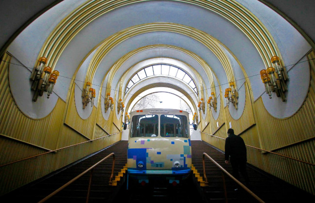 Киевляне просят власть перекрыть окна фуникулера защитной сеткой: петиция