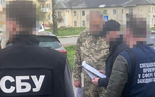 На Львівщині затримали військового, який за 17 тисяч доларів «продав» ухилянту місце в делегації для виїзду за кордон