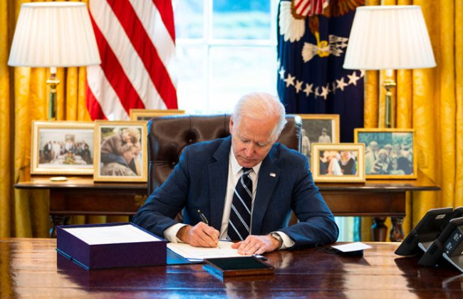 Джо Байден сообщил, когда подпишет законопроект о помощи Украине более чем на $60 млрд