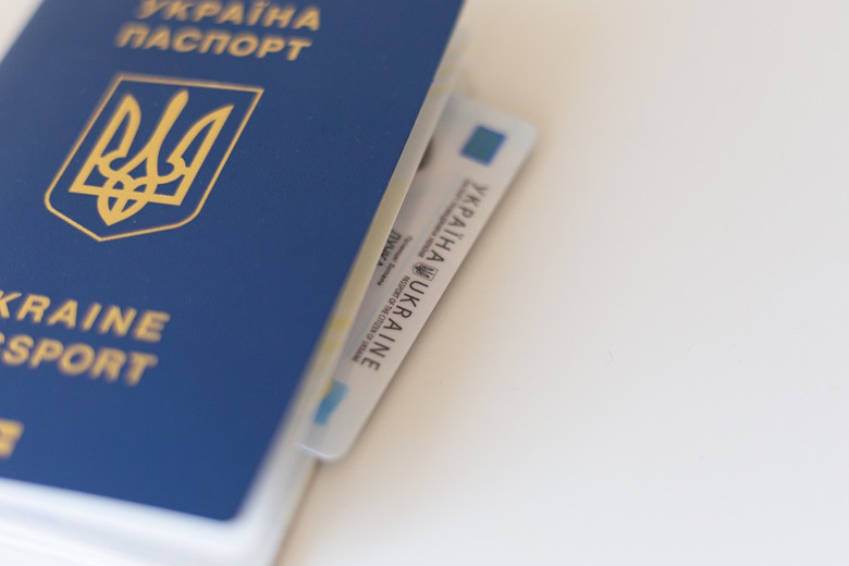 В Еврокомиссии отреагировали на остановку предоставления консульских услуг украинским мужчинам за границей