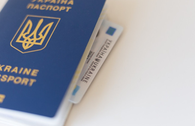 В Еврокомиссии отреагировали на остановку предоставления консульских услуг украинским мужчинам за границей