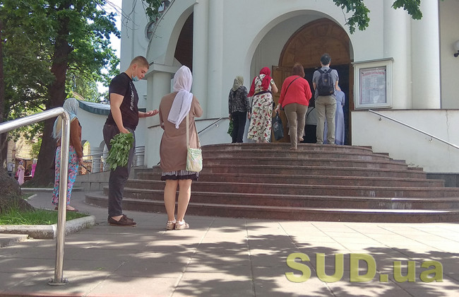 В ПЦУ рассказали, можно ли женщинам приходить в храм в брюках