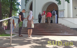 В ПЦУ рассказали, можно ли женщинам приходить в храм в брюках