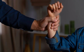 На Київщині чоловіку призначили громадські роботи за побиття дитини