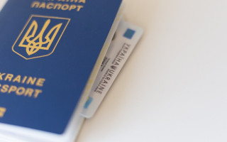 В Еврокомиссии отреагировали на остановку предоставления консульских услуг украинским мужчинам за границей