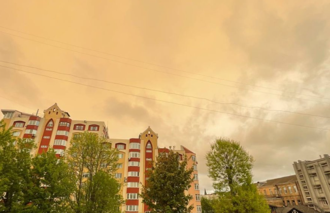 Пыль из Сахары добралась до Украины: большую территорию накрывают «желтые грязные дожди»