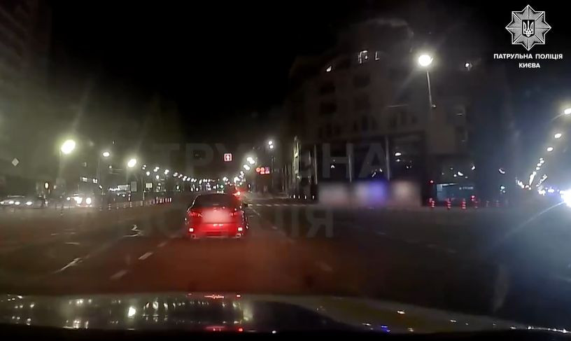 В Киеве наказали водителя Lexus, который двигался без ближнего света фар в темное время суток