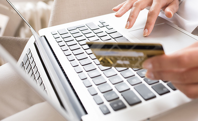 «Помогла» соседу-пенсионеру снять деньги с карточки и завладела ими: на Буковине судили мошенницу