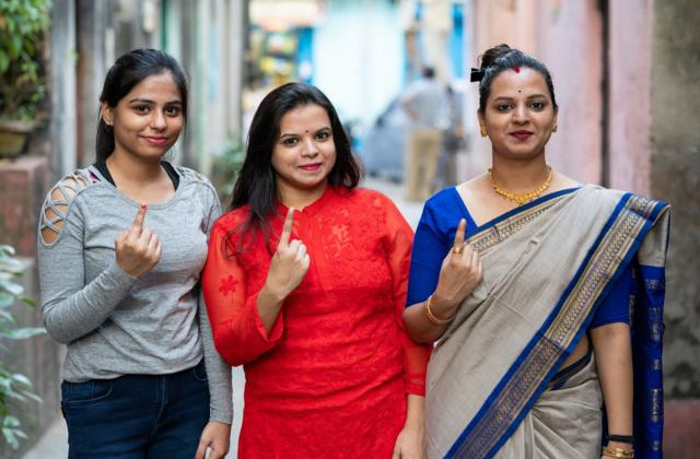 В Індії громадянам пропонують безкоштовну їжу та поїздки на таксі, аби ті приходили голосувати на виборах