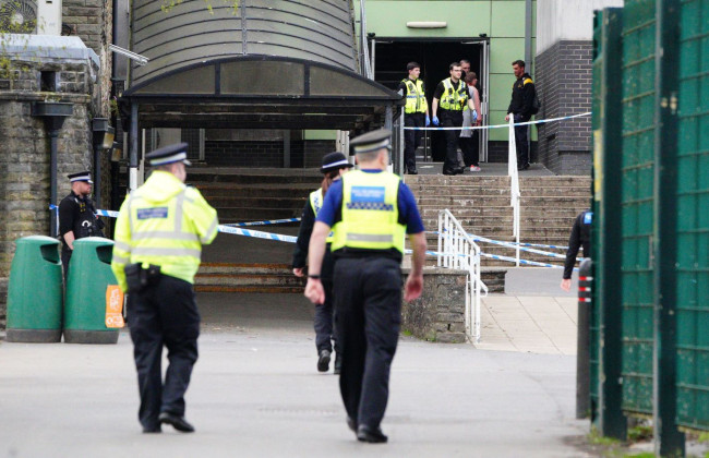 На западе Уэльса 13-летнюю девочку обвиняют в покушении на убийство в школе