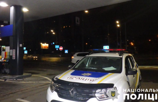 У Києві чоловік напав із ножем на оператора АЗС через відмову налити паливо у пластиковий бутель