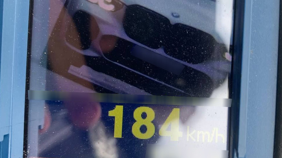 В Киеве патрульные зафиксировали автомобиль, водитель которого гнал почти 190 км в час