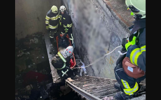 В Киеве на Оболони мужчина упал в 8-метровую яму: фото