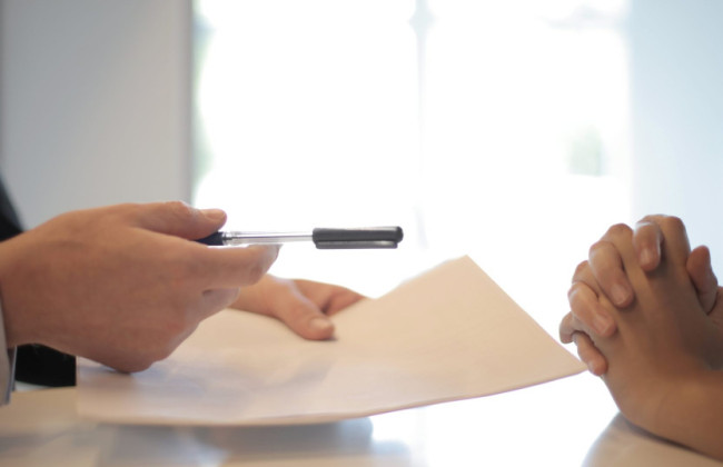 В Гоструда объяснили, может ли работник, в связи с вооруженной агрессией, требовать объявления простоя по собственному желанию