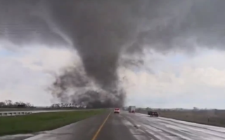 В трех штатах США бушуют разрушительные торнадо, видео
