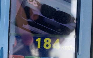 В Киеве патрульные зафиксировали автомобиль, водитель которого гнал почти 190 км в час