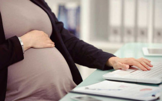 Работодатель на собеседовании узнал, что претендентка беременна: правомерно ли отказать в трудоустройстве