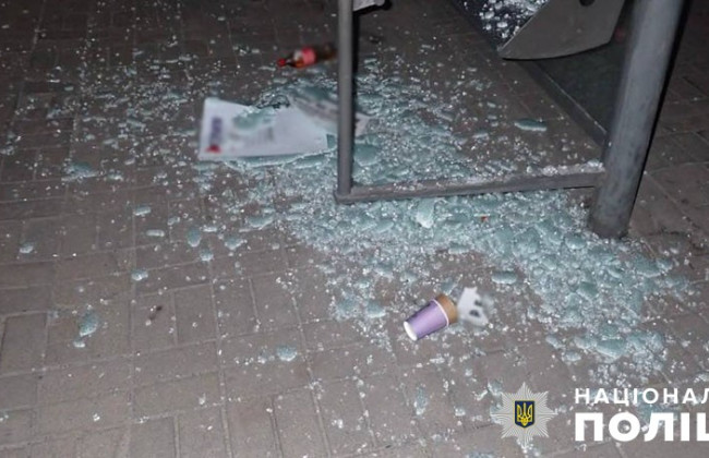 В Киеве мужчина разбил остановку из-за опоздания на транспорт