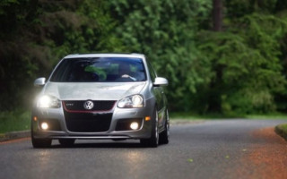 С мая водители должны включать дневные ходовые огни при движении за пределами населенного пункта круглый год