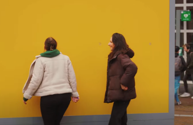 McDonald's запустил новую маркетинговую кампанию – люди нюхают стены