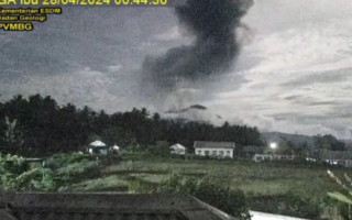 В Индонезии проснулся вулкан Ибу: пепел накрыл 16 сел, людям выдают защитные маски