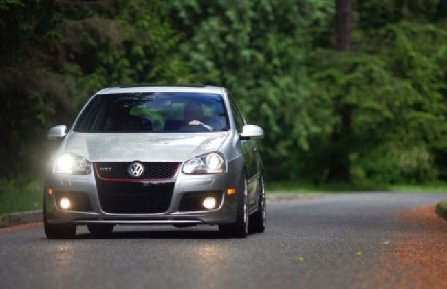 С мая водители должны включать дневные ходовые огни при движении за пределами населенного пункта круглый год