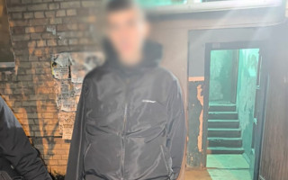 В Киеве молодой человек назначил встречу несовершеннолетней и обокрал ее