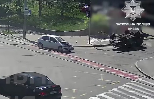 У Києві зіткнулися дві автівки, в результаті одна перекинулася: відео