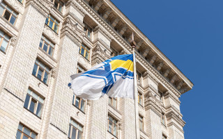 У центрі Києва на флагштоку замайорів Військово-Морський Прапор ЗСУ, фото