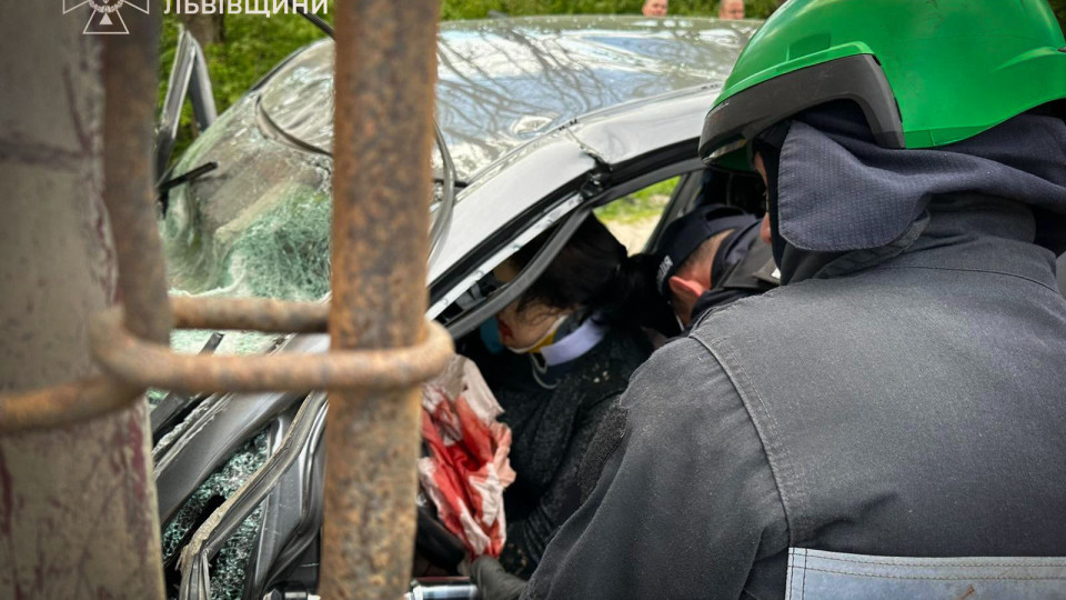 Під Львовом легковик зіткнувся з вантажівкою: постраждала одна людина