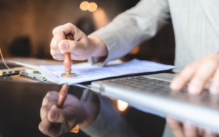 Свидетельствовали документы от имени частного нотариуса, который в это время был за границей: в Киеве сообщено о подозрении трем его помощникам