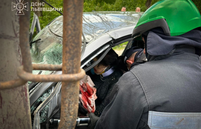 Под Львовом легковушка столкнулась с грузовиком: пострадал один человек