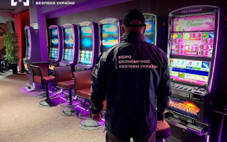 В Киеве посетители нелегального казино сбежали от БЕБ через частную клинику