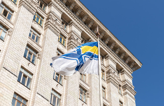 В центре Киева на флагштоке взвился Военно-Морской Флаг ВСУ, фото