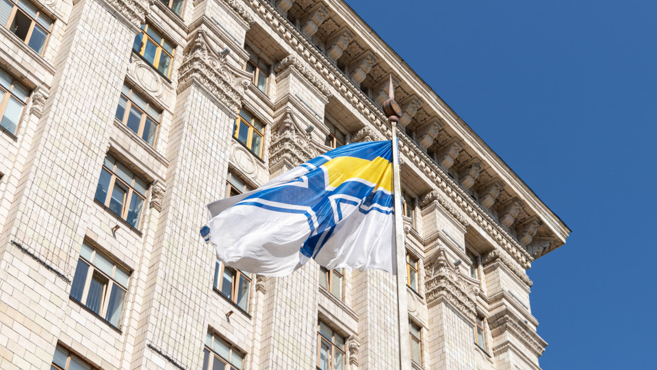 У центрі Києва на флагштоку замайорів Військово-Морський Прапор ЗСУ, фото