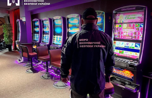 В Киеве посетители нелегального казино сбежали от БЕБ через частную клинику