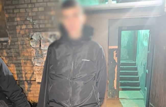 В Киеве молодой человек назначил встречу несовершеннолетней и обокрал ее