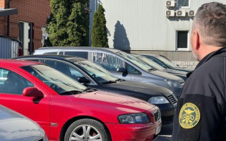 Продавали автівки, які ввезли для потреб Сил оборони: викрили ділків