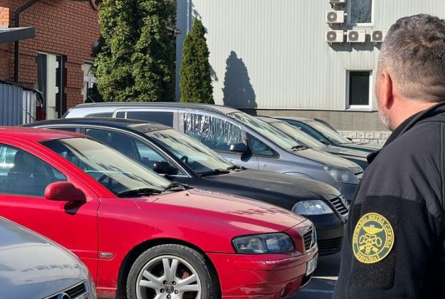 Продавали автомобили, которые ввезли для нужд Сил обороны: разоблачили дельцов