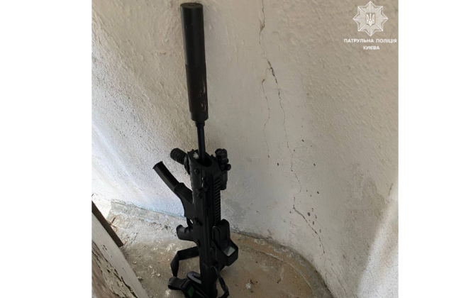 В Киеве полиции, которая выехала на вызов, дверь открыл мужчина с мечом и винтовкой