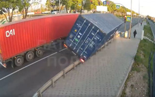 В Киеве на Окружной дороге перевернулся грузовик: момент ДТП попал на видео