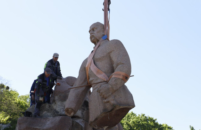 У Києві демонтують монумент під Аркою Дружби народів, фото