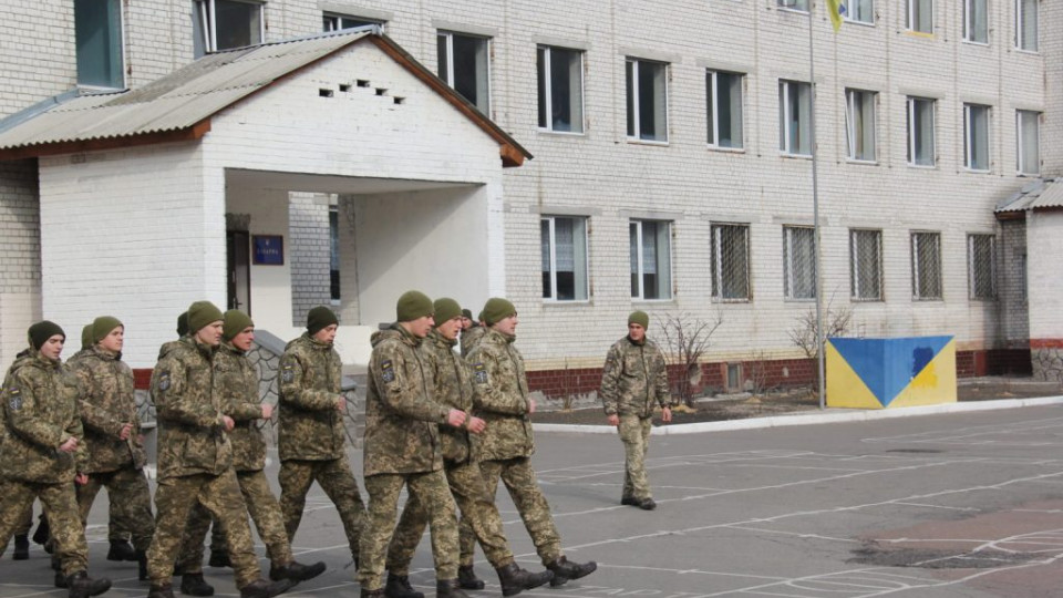 Военный получил травмы при эвакуации раненого, но командир запретил ему проходить медицинское обследование: что решил суд