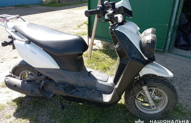 На Николаевщине мужчина разобрал крышу гаража местной и похитил мопед
